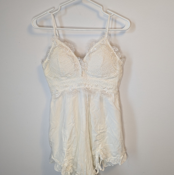 SHOWPO/SELFIE LESLIE | White Lace Sheba Ruched V-Neck Romper Size M worn once - Picture 2 of 4